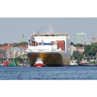 3355_5468 Frachtschiff auf der Elbe - Hafenschlepper am Schiffsbug. | St. Pauli Fischmarkt - Strassen + Plaetze in Hamburg Altona.